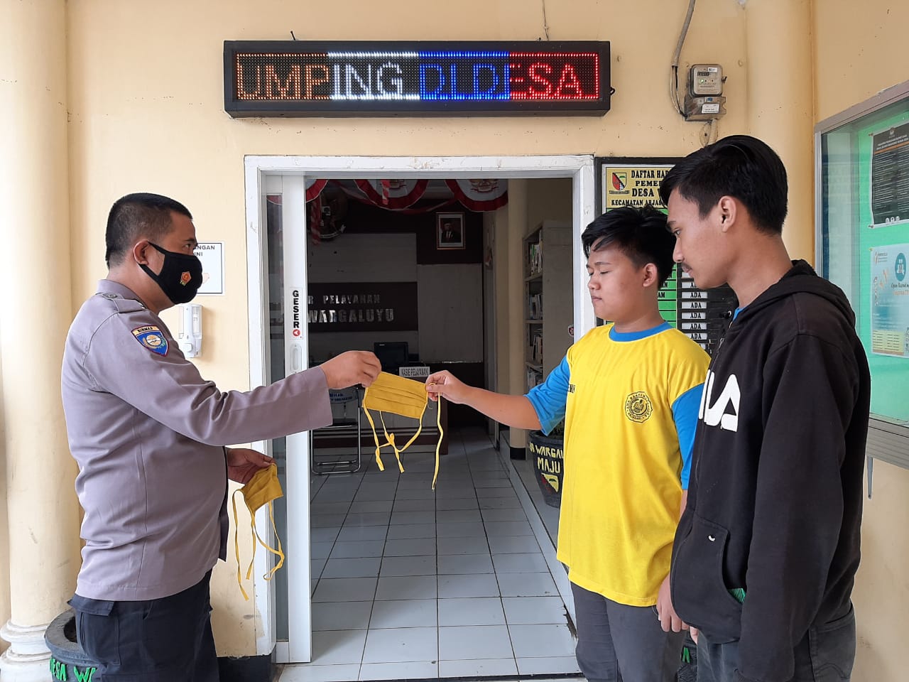 Selalu Gunakan Masker, Aiptu Carlan Bagikan Masker di Desa Binaan Polsek Pameungpeuk